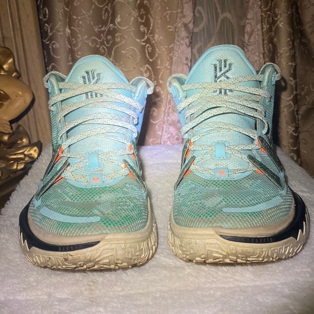 Kyrie 7’s Basketball Shoes •Woman’s Size 8 •Cyan color